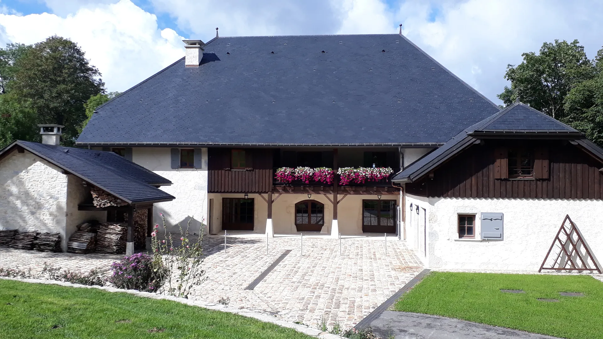 Arrière-cour de la Ferme de la Tour